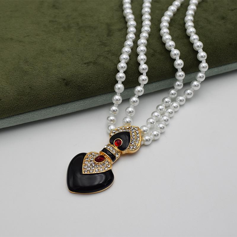 

Винтажное ожерелье из ренессансного жемчуга и серьги-сердечки с бриллиантами