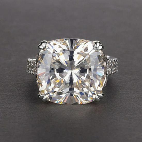 Luxury Zircon Gem Diamond Band Ring with Niche Appeal