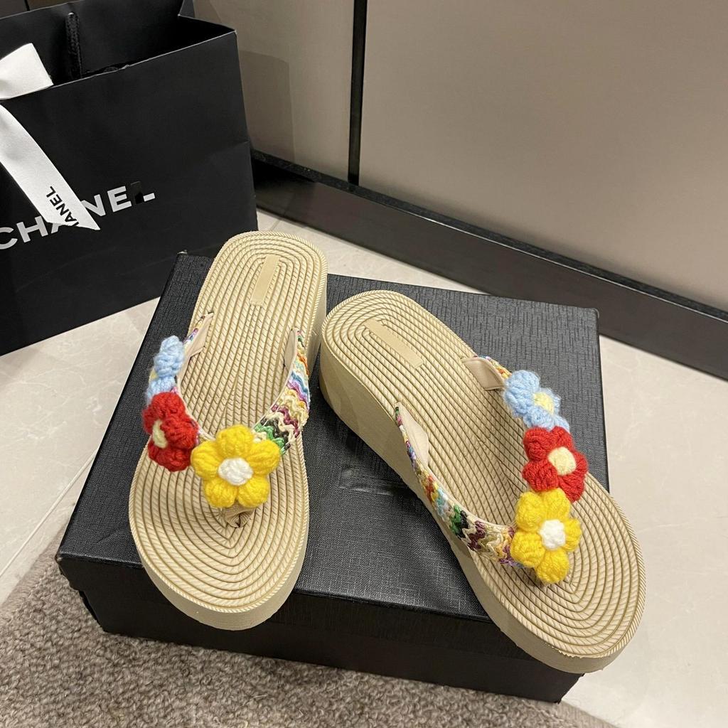 Versatile slippers women's thick-soled slope heel cool slippers seaside beach shoes women's outer wear 2025 summer new