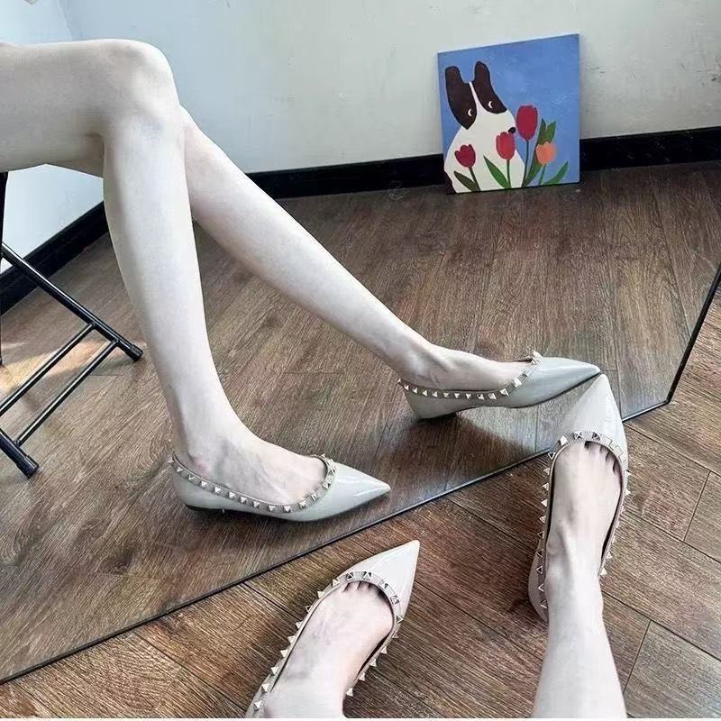 Spring and Summer New Rivet Shoes Pointed Single Shoes Flat Bottom Shallow Mouth Patent Leather Willow Soft Bottom Boat Shoes Flat Heel