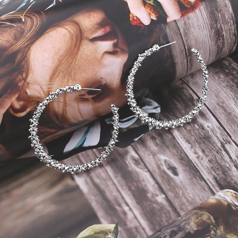 New Fashion Trend Geometric Gold Color Hoop Earrings Ladies Simple Round Hollow Pendant Open Earrings Fashion Jewelry Gift 