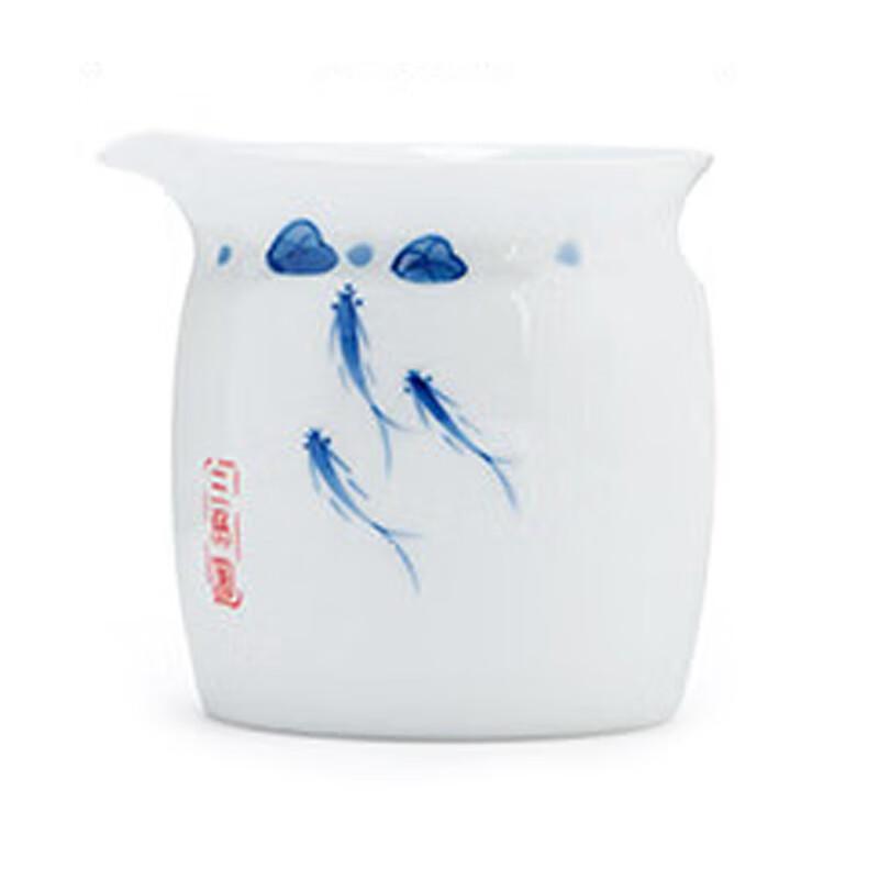 

Расписанный вручную сине-белый керамический чайник с рыбами