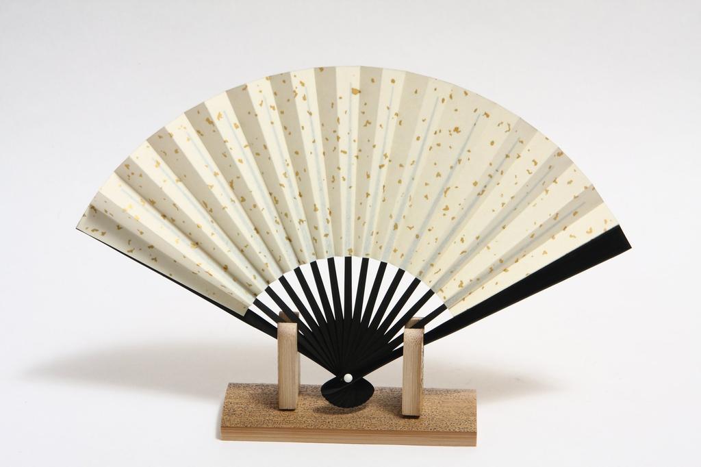 Hasegawa Kyoto Decorative Fan with Black-Dyed Ribs, Fan Stand with Base, Boxed (Maiko, 5-inch)