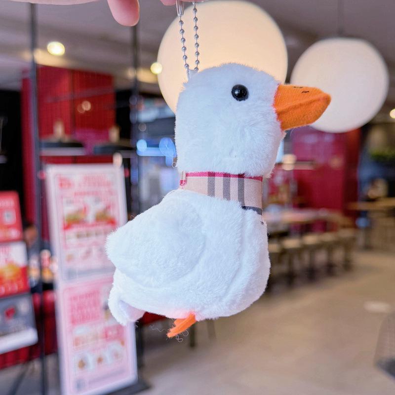 

Очаровательный маленький плюшевый брелок-подвеска для рюкзака в виде утенка и шарф With Bead Chain