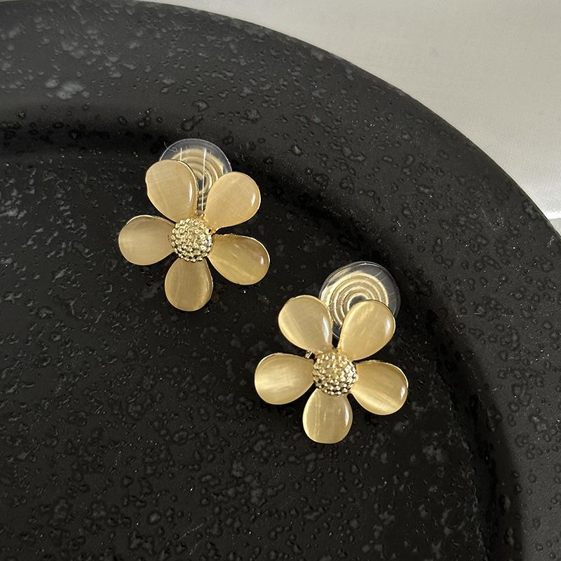 Pearl Mosquito Coil Disc Ear Clips: No-Pierce, Elegant French-Style Earrings for Women