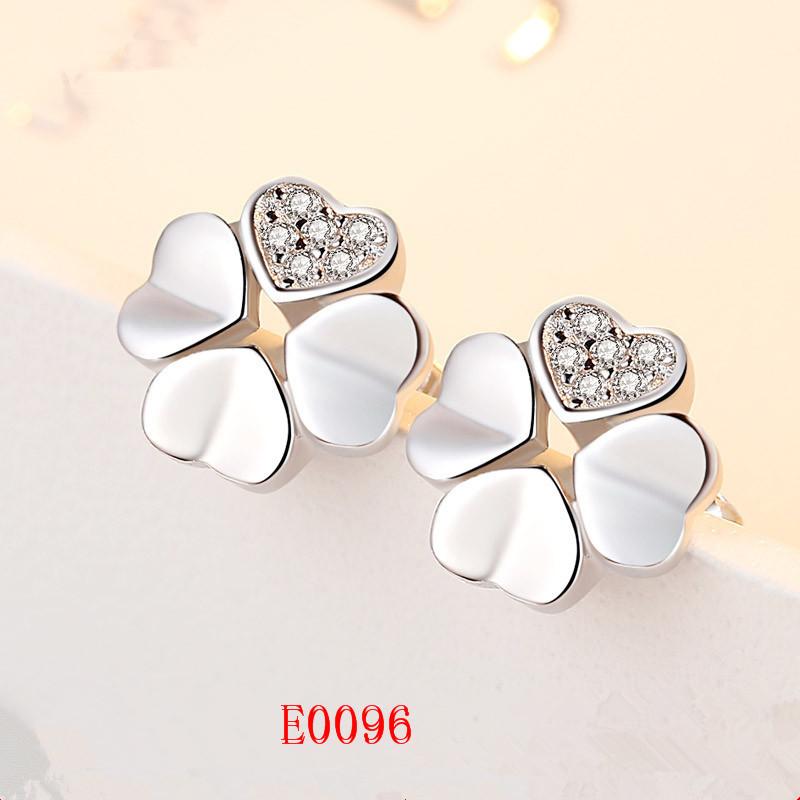 2026 New Korean Version Design Women's Zircon Light Luxury High-end Niche Earrings Temperament Four-leaf Clover Sweet and Cool Stud Earrings Jewelry