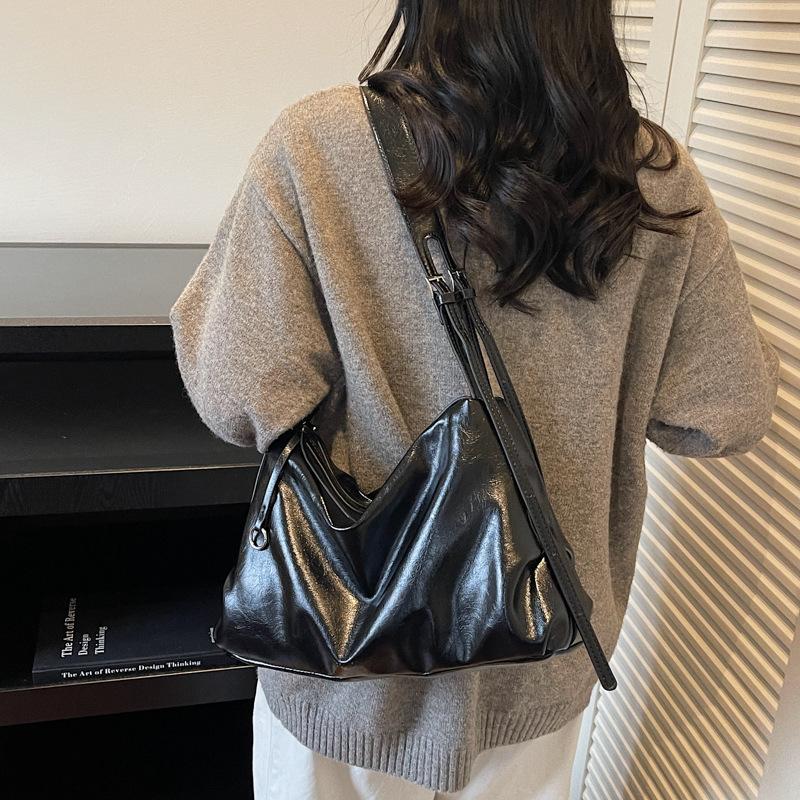 Tote Bag, A Trendy Single-shoulder Bag for Women, Is A Large-capacity Fashionable Commuter Underarm Bag