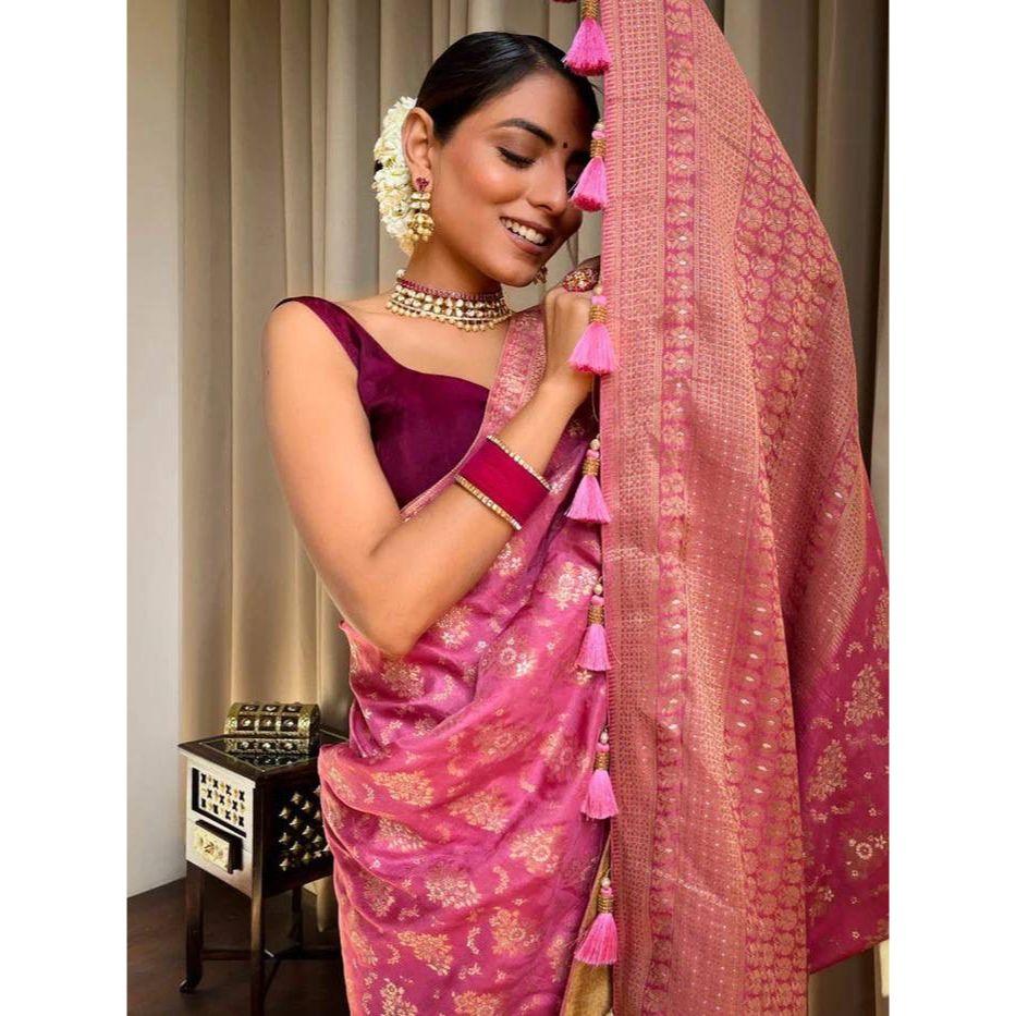 

Это красивое сари элегантно украшено великолепным жаккардовым плетением, которое придает образу идеальный вид.