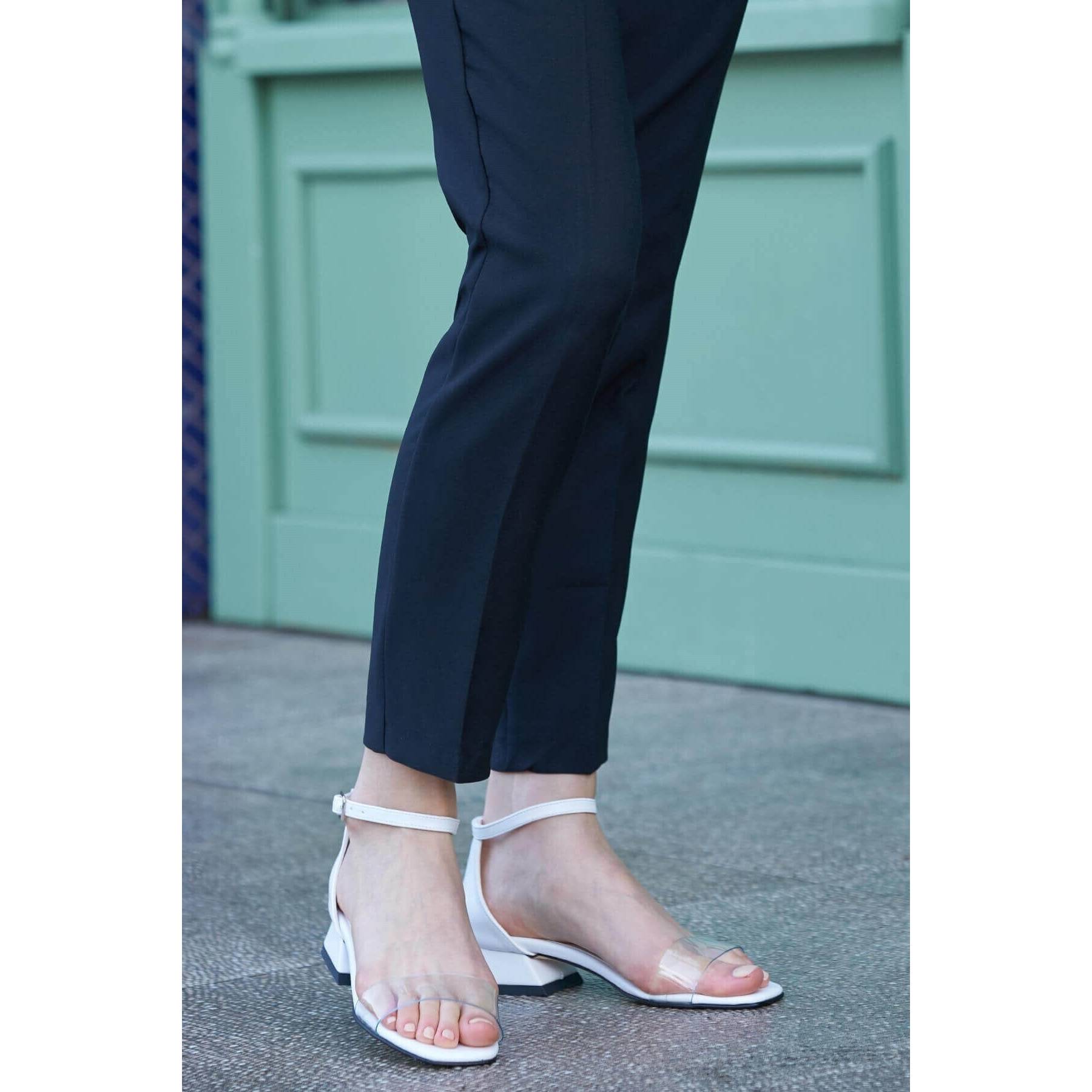 

Женские стильные белые туфли на коротком каблуке