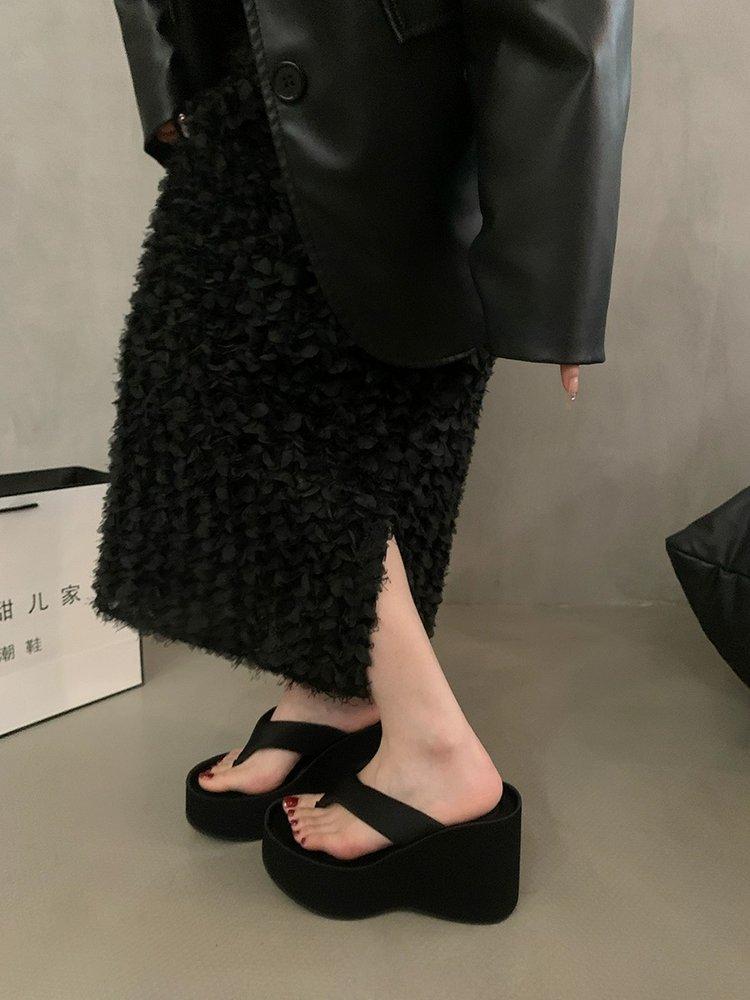 

Sandals muffin thick-soled cool slippers women s summer 2025 casual beach shoes toe Korean version of flip-flops outer wear 40