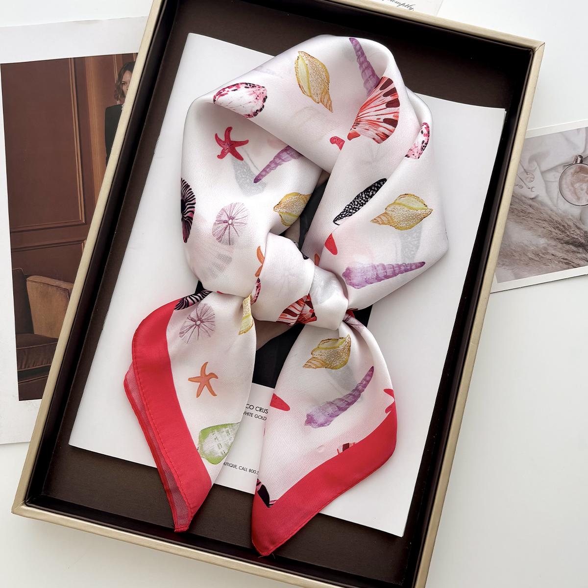 

2025 Новый атласный платок с принтом Женские шарфы Бандана Хиджаб Шейный платок Шаль Косынка Летняя повязка для волос Фуляр Леди Роскошь 70x70CM