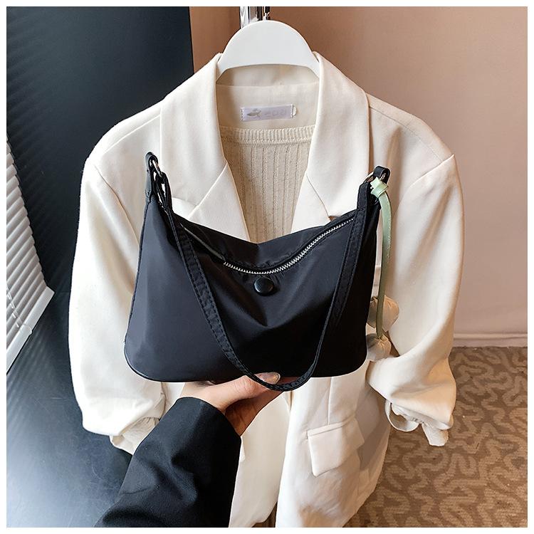 Niche simple 2025 new women's bag casual fashion portable shoulder bag versatile solid color underarm bag