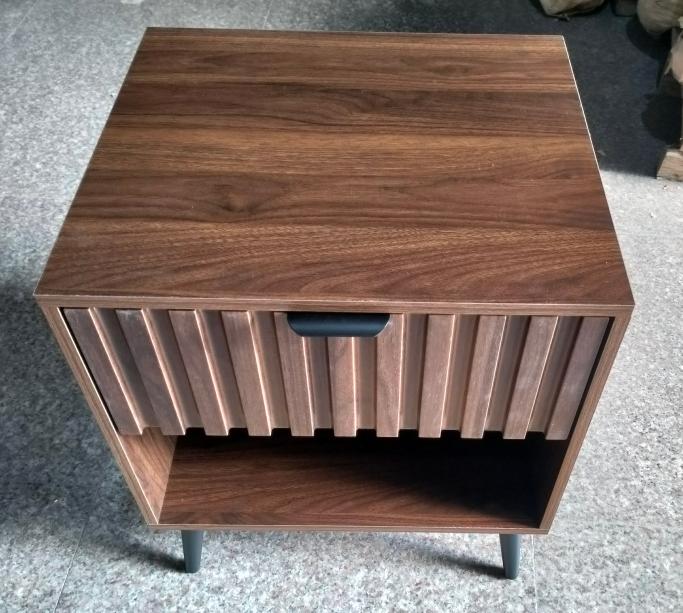 Table de chevet moderne avec tiroir intégré. Convient pour la chambre à coucher, le couloir, le salon et la chambre d'enfants. Couleur: noyer. Dimensions: 45 x 40 x 53 cm.