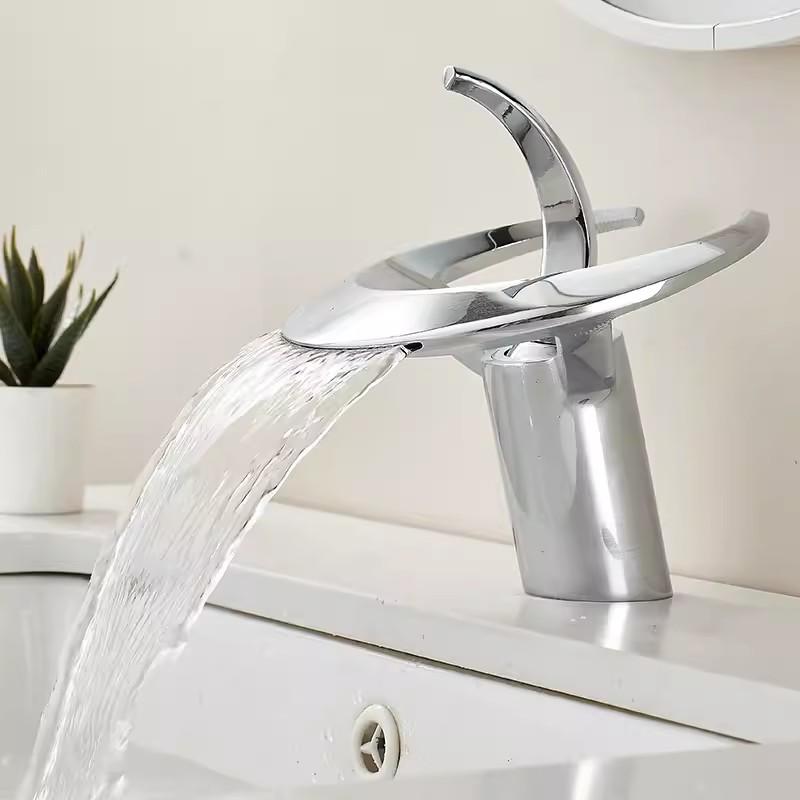 

Tuqiu New Brush Gold Ванная комната Водопад Смеситель для раковины Смеситель для раковины Горячая и холодная вода Дизайн маховика Серый кран для туалета Водопроводный кран