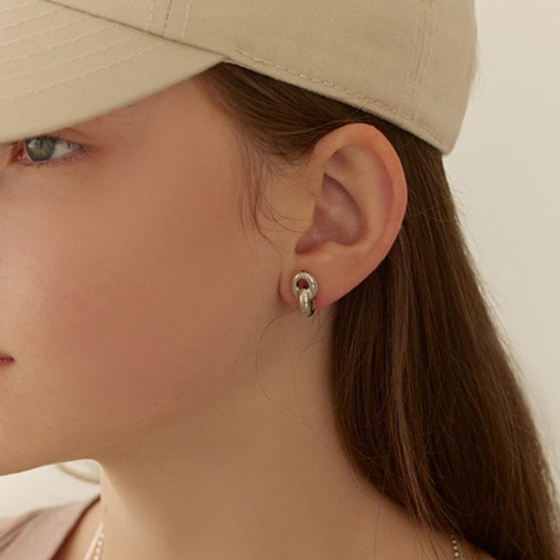 

Lewe Two round ring earring Gold Plated