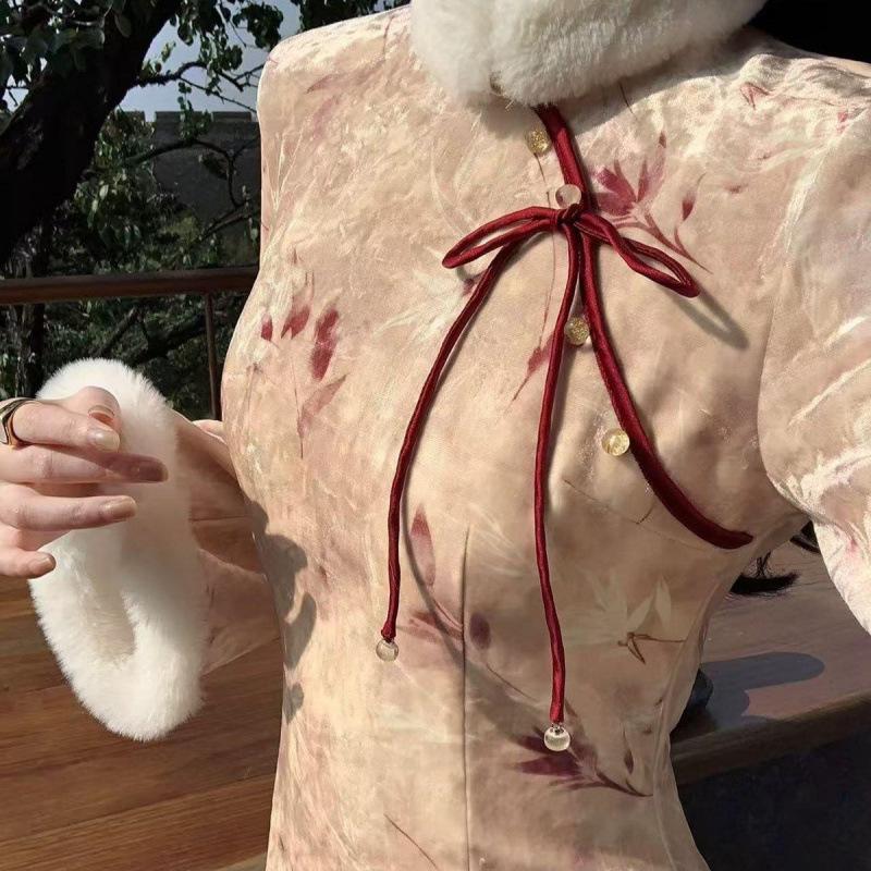 

Feiyan Pink Bamboo Leaf Fur Collar Velvet Qipao Dress for Women - Winter Edition S 40-48kg