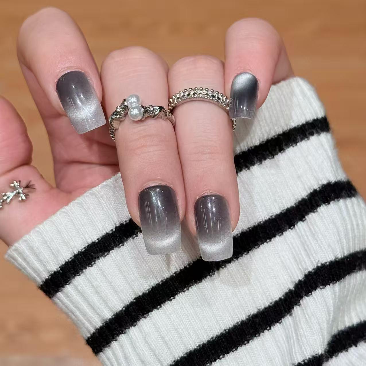 

24-Piece Gradient Cat Eye Nail Set - Autumn Winter Gray and White, Shiny Square Texture, Simple Wearable Design