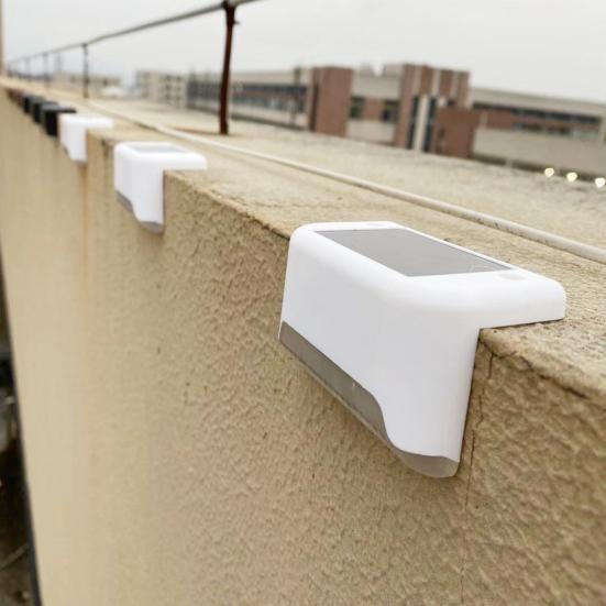 Odolné schodišťové světlo Snadná instalace ABS IP55 Vodotěsné Solární plotové LED nástěnné svítidlo pro venkovní použití