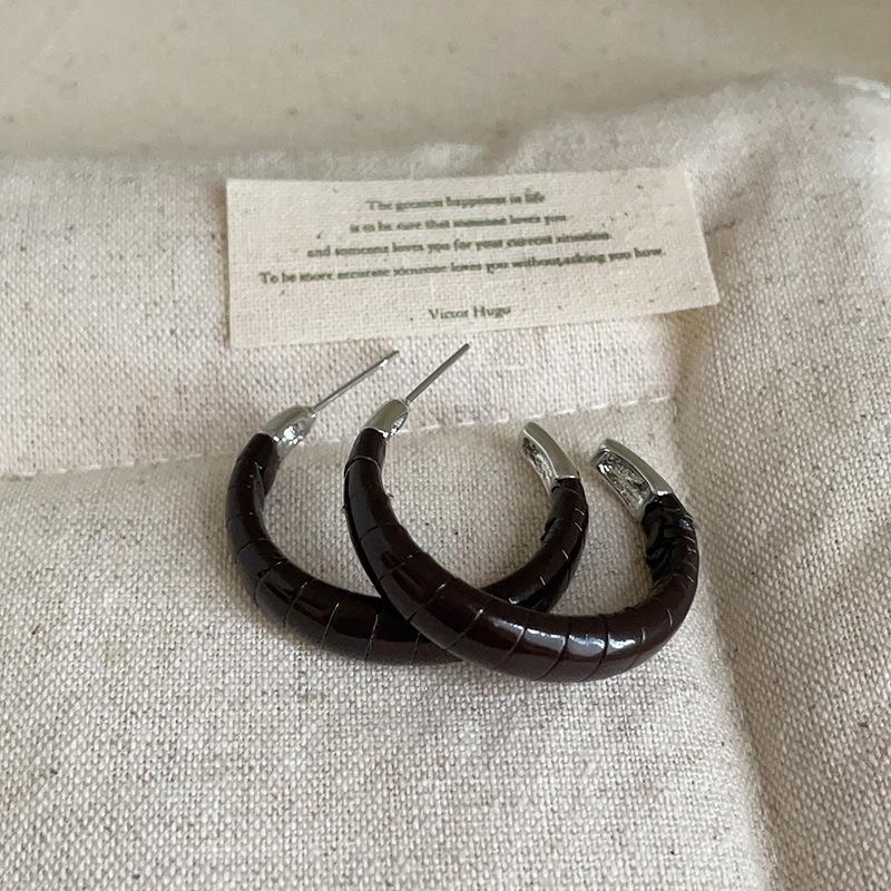 

Party Casual Jewelry Exaggerated Burgundy Beige Green Brown Color Twisted PU Leather Big C Shaped Hoop Earrings for Women коричневий