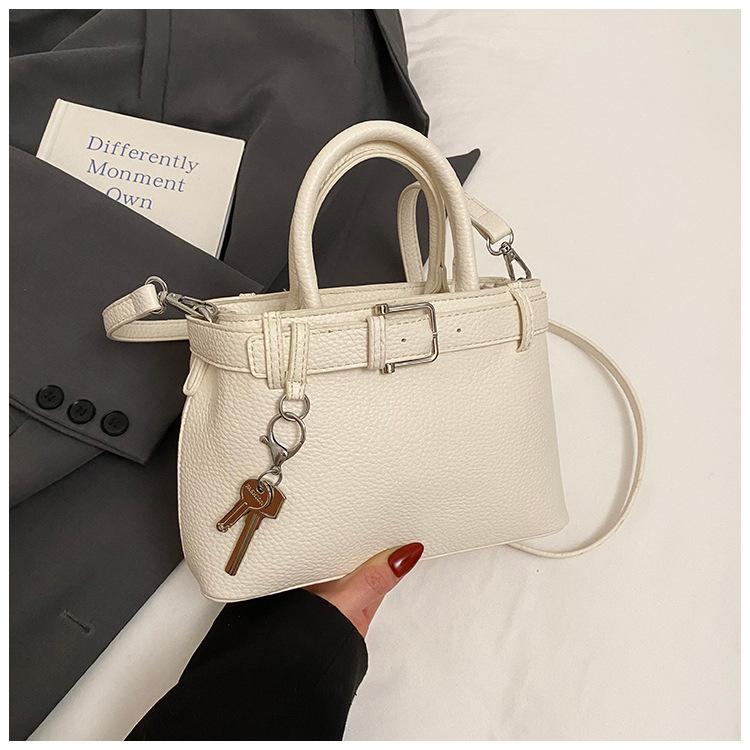 

Korean version of underarm bag women s 2025 new simple and versatile handbag retro niche casual trend shoulder messenger bag
