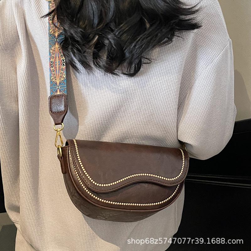 2025 New Temperament Fashion Design One-shoulder Crossbody Foreign Solid Color Embroidered Saddle Bag Retro Niche Crossbody Bag