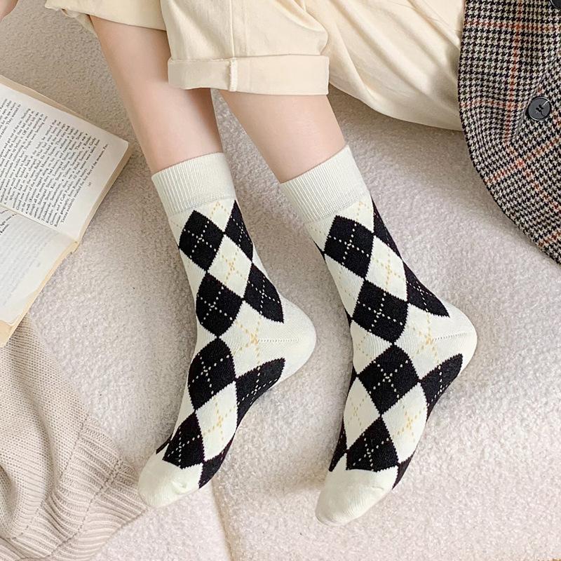 Diamond-patterned Warm Mid-calf Women's Socks for Autumn and Winter, Trendy College Style Checkerboard Socks, Casual and Versatile