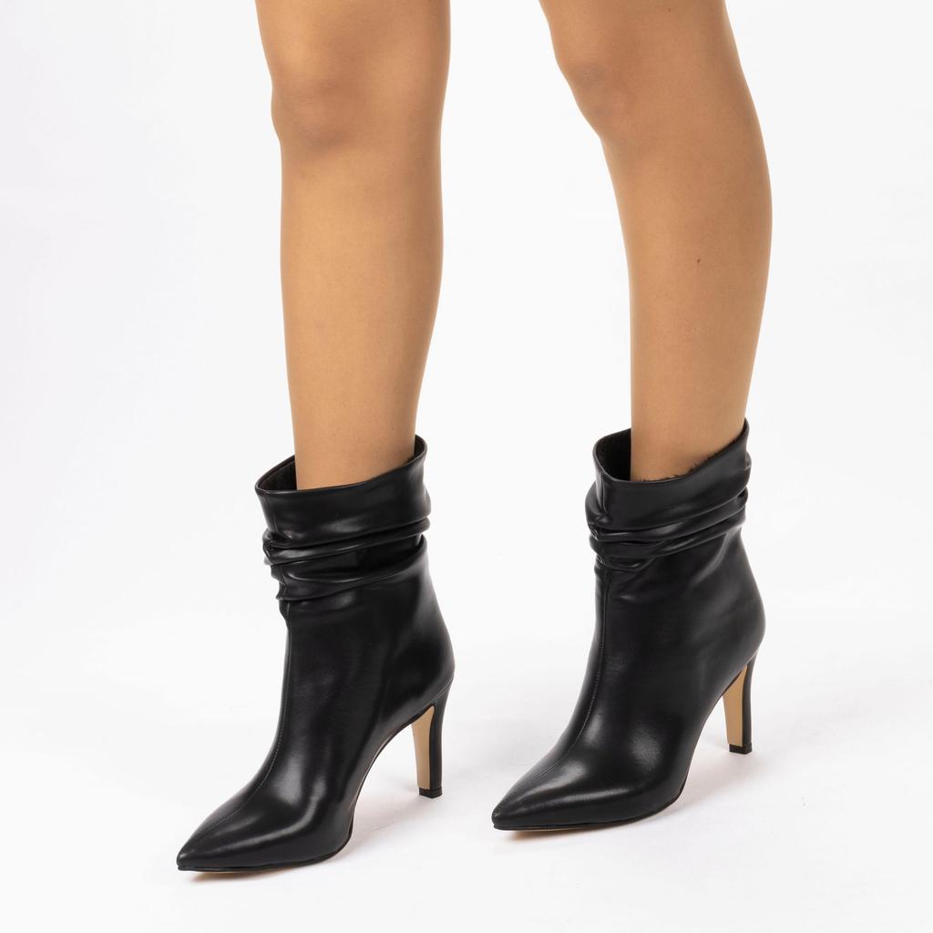 Klassische Damenstiefel mit spitzer Zehenpartie und dünnem Absatz