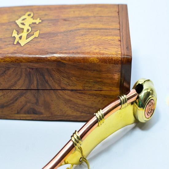 Náhrdelník s píšťalkou v dřevěné krabičce