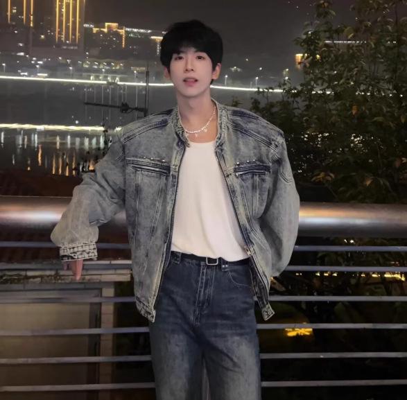 Men's High-End American-Style Denim Jacket: Trendy, Scruffy Cool Hairdresser Vibe with Padded Shoulders and Light Luxury Design.