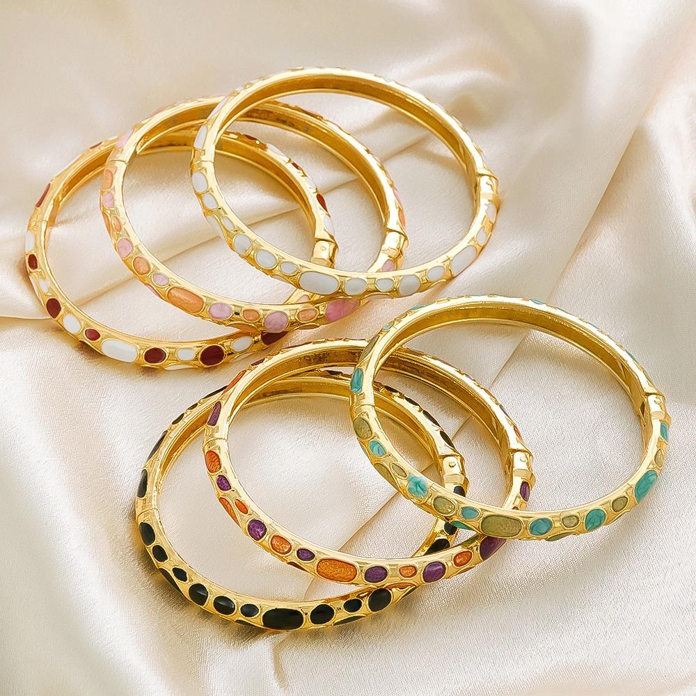 Fashion Enamel Dropped Glaze Flower Texture Closed End Bracelet For Women Retro Gold Copper Metal Bracelet Party Jewelry Gifts