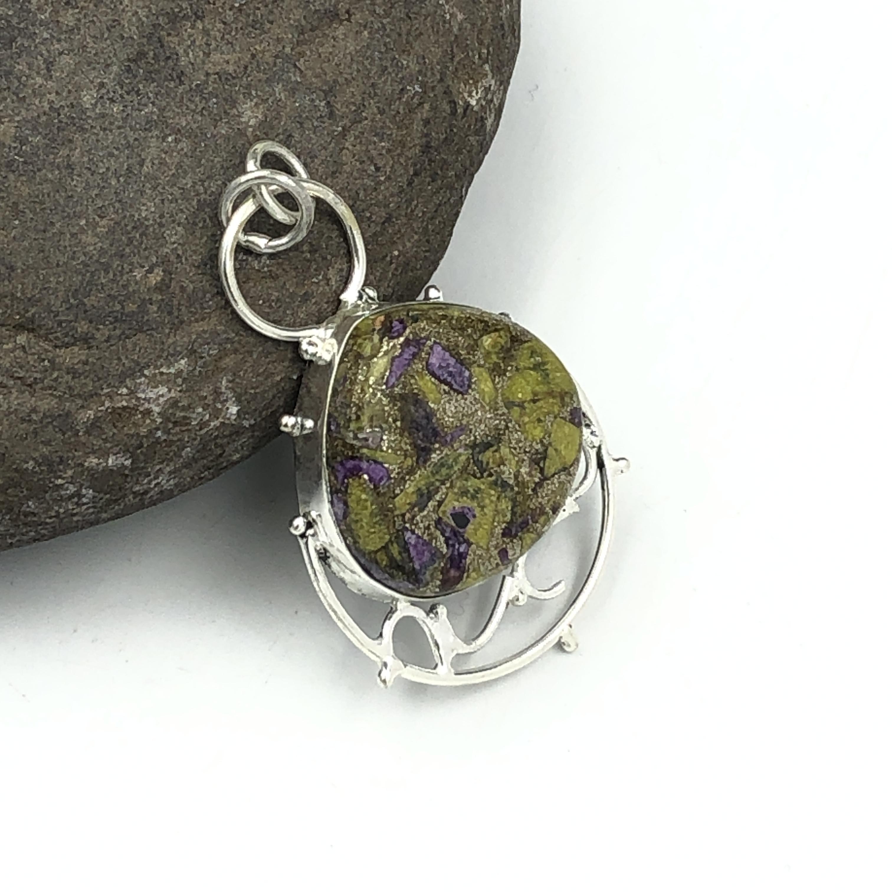 Натуральный медно-стихтитовый драгоценный камень Ювелирное изделие из стерлингового серебра 925 пробы Подвеска 1.86  AJP-153