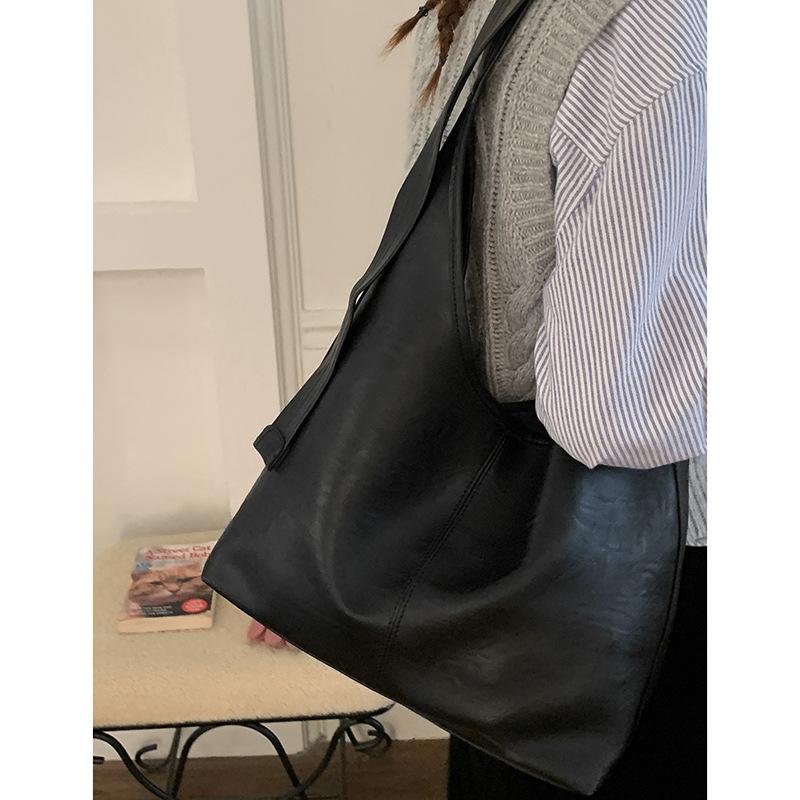 Retro high-end bucket bag women's 2025 new fashionable solid color simple shoulder armpit bag versatile commuter bag