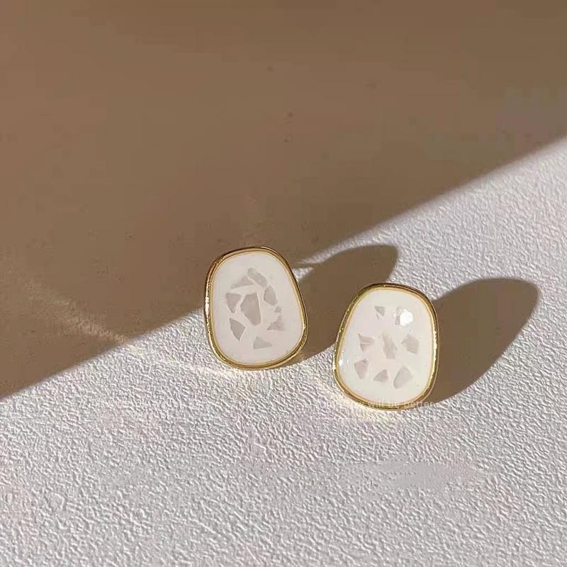 Stylish and simple square high-end stud earrings, women's geometric versatile temperament earrings, elegant and atmospheric earrings.