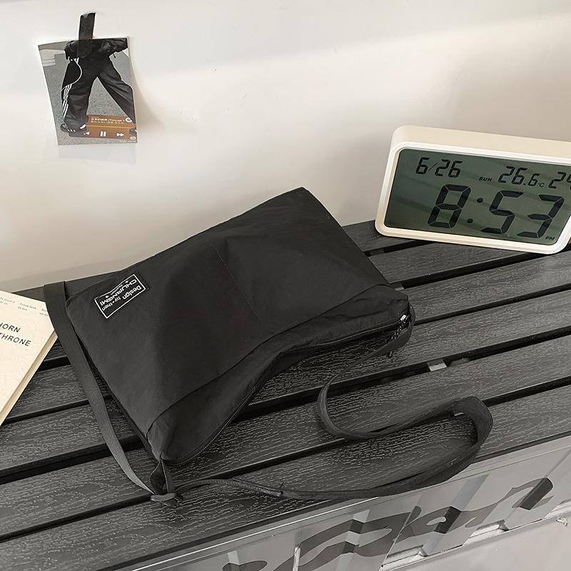 Today's popular simple and lightweight tote bag women's new niche class commuter bag shoulder messenger bag