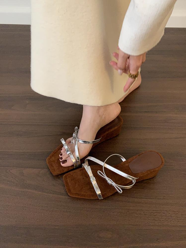 

Ретро шлепанцы на танкетке. Девушка носит серебристые шлепанцы на высоком каблуке с юбкой, пляжные сандалии и римские женские сандалии. 40 серебряный