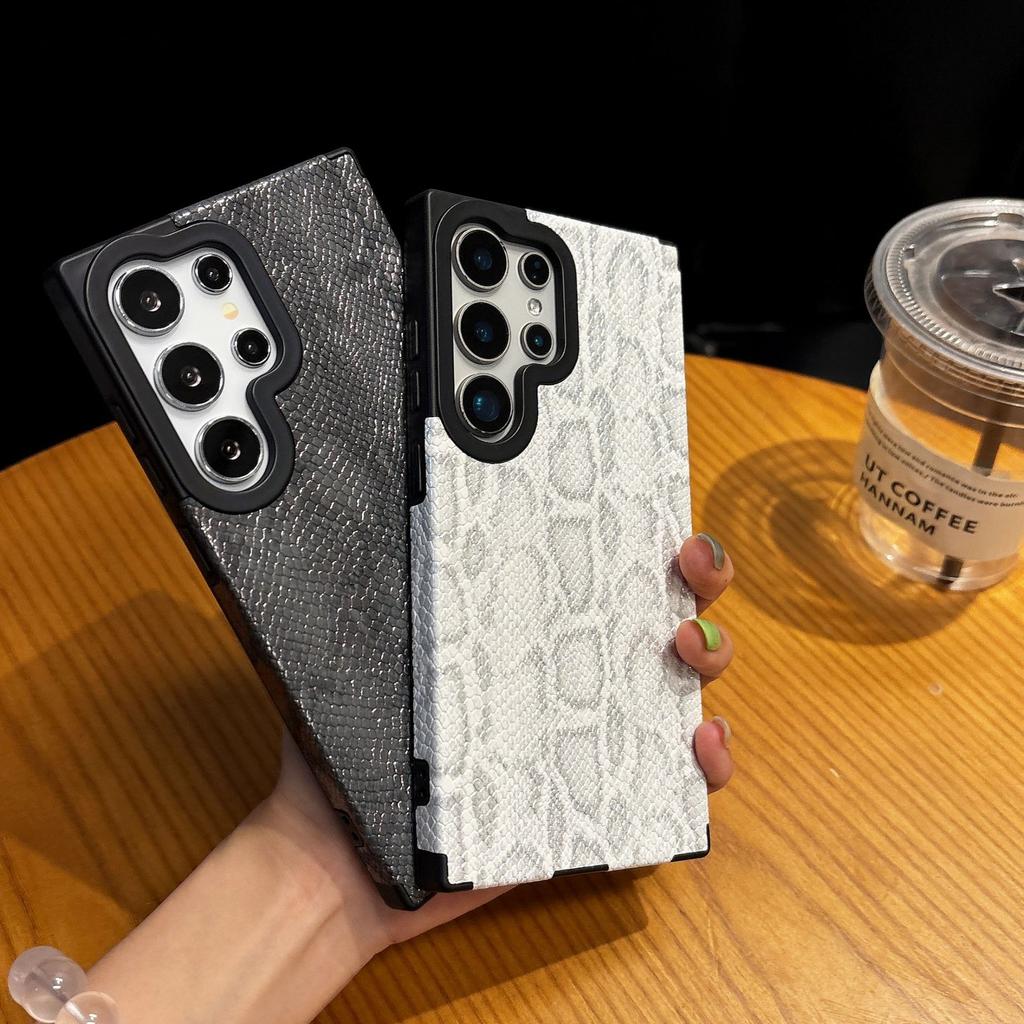 Samsung S25ultra Wristband Bracket S24 Snake Skin Pattern S23ultra Built in Magnetic Suction Phone Case