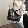Bags, women's care bags, large-capacity soft leather versatile new retro casual texture single shoulder class commuter bag