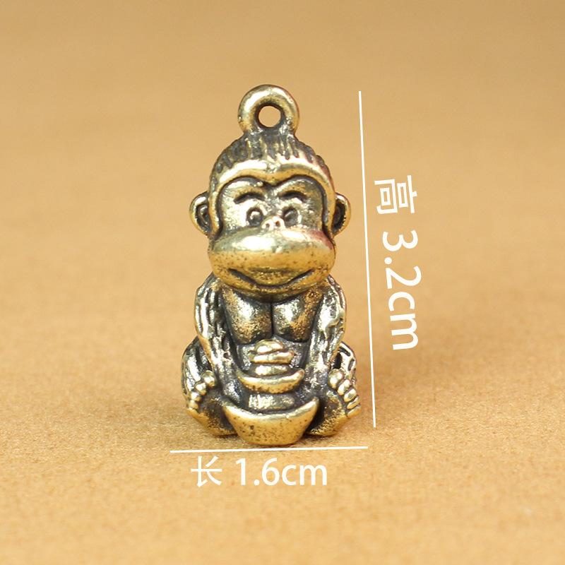 

Маленький кулон в виде обезьянки из латуни, обезьянка держит слиток, зодиакальная обезьяна, милый медный кулон-брелок в виде обезьянки
