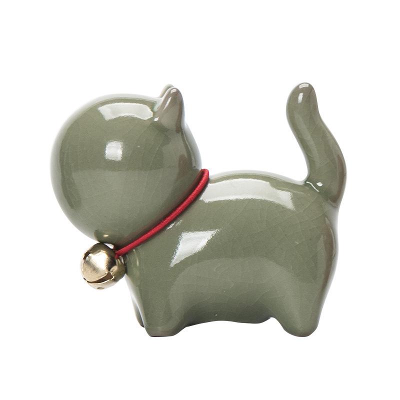 Eine kleine niedliche Katze im chinesischen Stil als Teehaustierfigur mit einem Keramik-Katzenpinselständer
