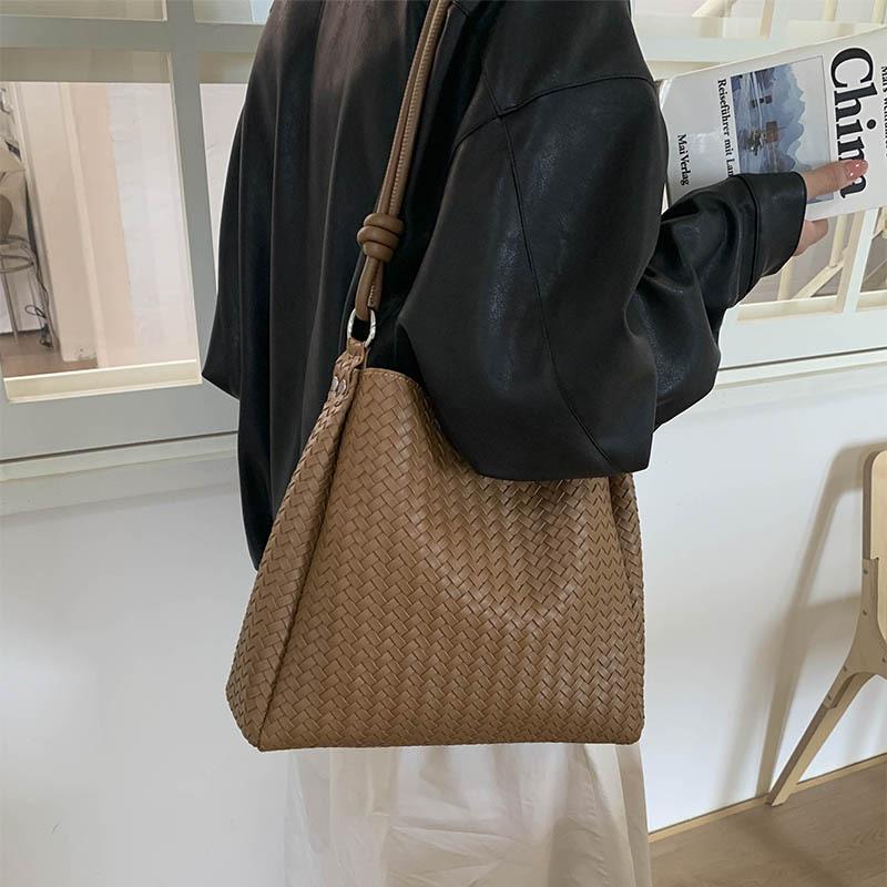 Bags Women's tote bags Large capacity messenger 2025 New retro versatile shoulder bags Popular bucket bags this year