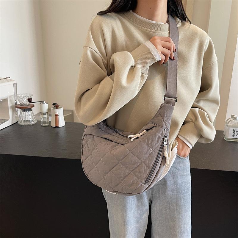 Large-capacity high-end bag women's 2025 new autumn and winter tide fashion niche nylon single shoulder oblique span dumpling bag