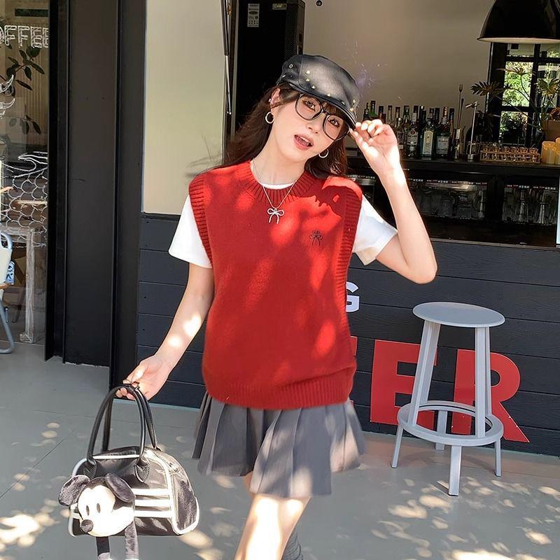 Women's Spring 2025 Sweater Vest: Stylish Layering Piece for Petite Frames