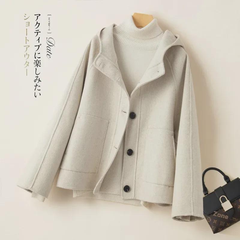 Dámský černý vlněný kabát s kapucí ve stylu Hepburn pro drobnější postavy - Krátký, oboustranný pro podzim/zimu 2024