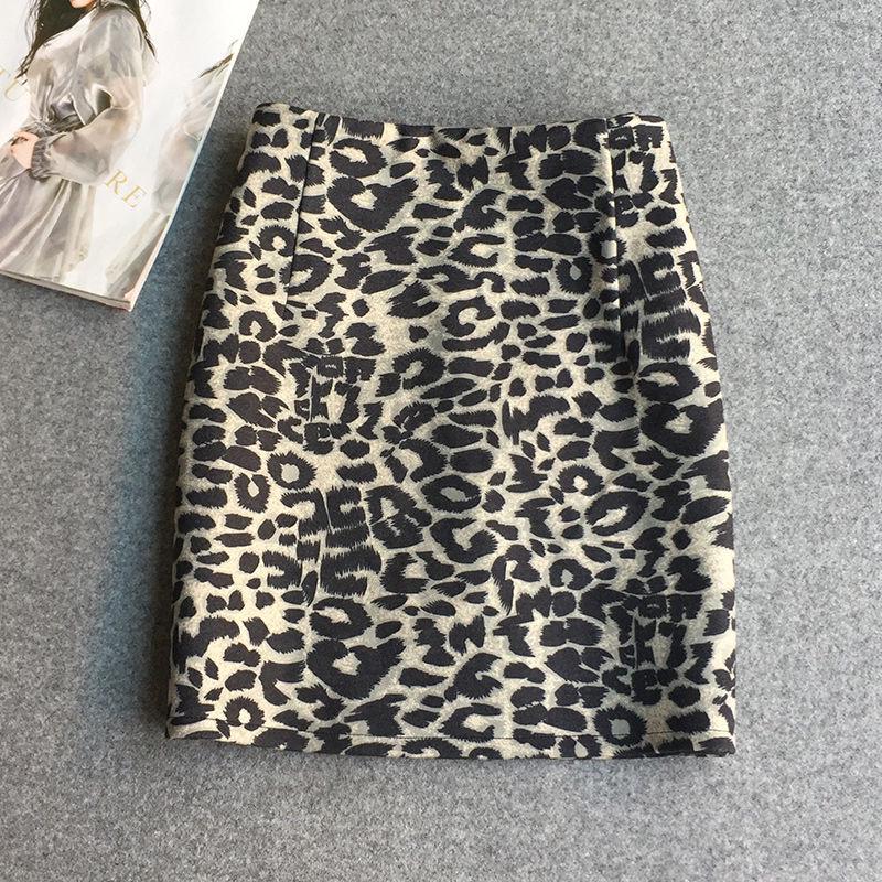 Fustă scurtă din lână cu imprimeu leopard pentru femei - Toamna/Iarna 2025, talie înaltă, linie A slim, stil coreean, design umbrelă asortat.