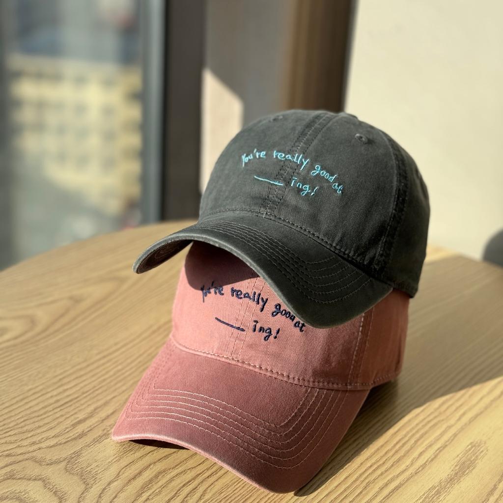 2026Neue stilvolle Baseballkappe mit weichem Schirm für Damen, Stickerei mit Buchstaben im japanischen Stil, Unisex-Frühlings-Sommer-Hut, der das Gesicht kleiner aussehen lässt