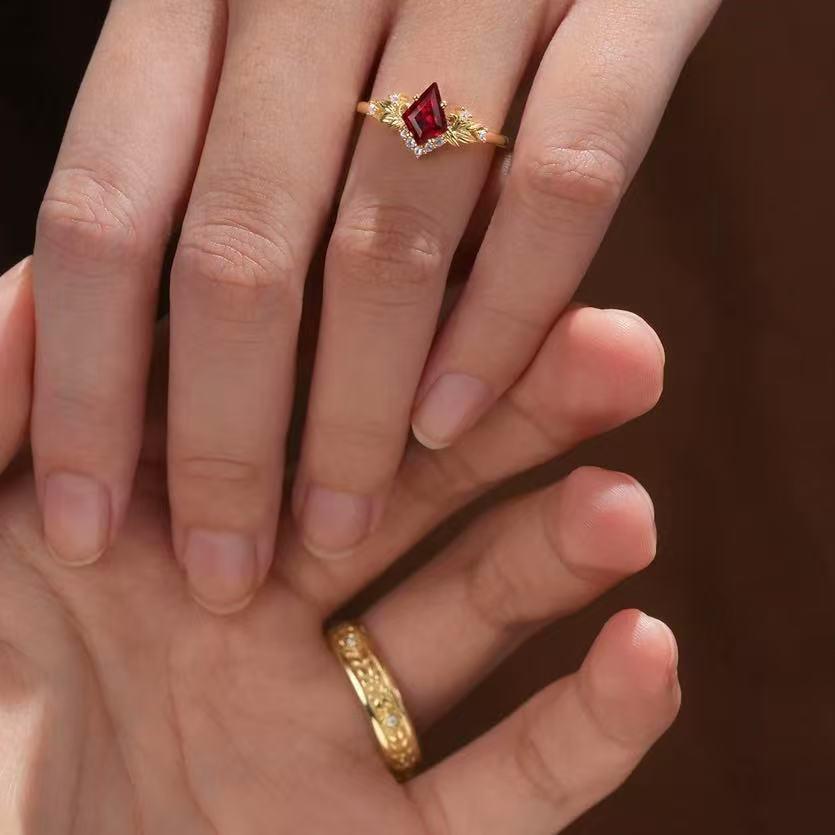 European and American Style Couples' Rings: Imitation Gold with Red Gemstone Alloy Wedding Set