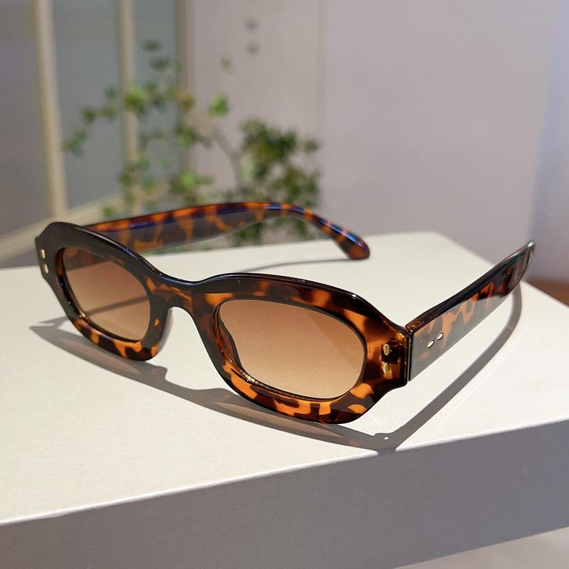 Luxury Brand Designer Small Frame Sunglasses Women Vintage Fashion Sun Glasses For Men Trendy Punk Rivet Hip Hop Shades Uv400