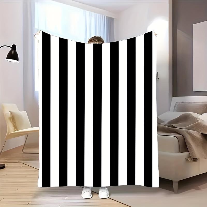 

1pc Simple Black and White Striped Print Flannel Blanket, A Super Soft Gift for Good Friends, Suitable for Bedroom, Sofa Bed 130x150cm