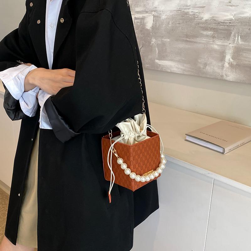Simple casual shoulder messenger bag, simple bucket bag, women's new fresh and fashionable casual simple handbag