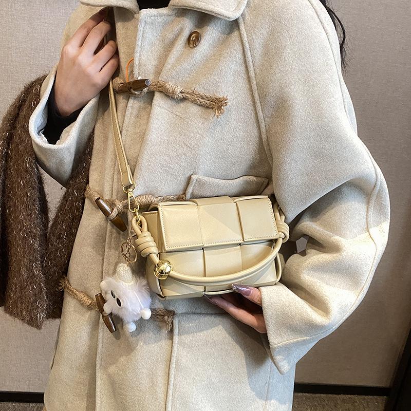 

Bag women s 2025 new autumn and winter messenger bag niche design retro versatile splicing shoulder portable small square bag хаки